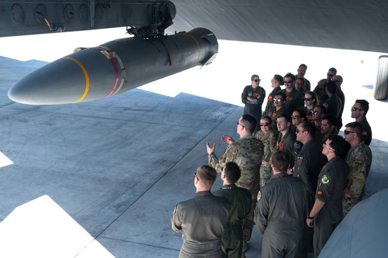 The U.S. Air Force 🇺🇸has confirmed that it conducted its final planned end-to-end test launch of a live AGM-183A Air-Launched Rapid Response Weapon hypersonic missile, or ARRW, earlier this week. A B-52H bomber flying from the highly strategic U.S. Pacific island territory of