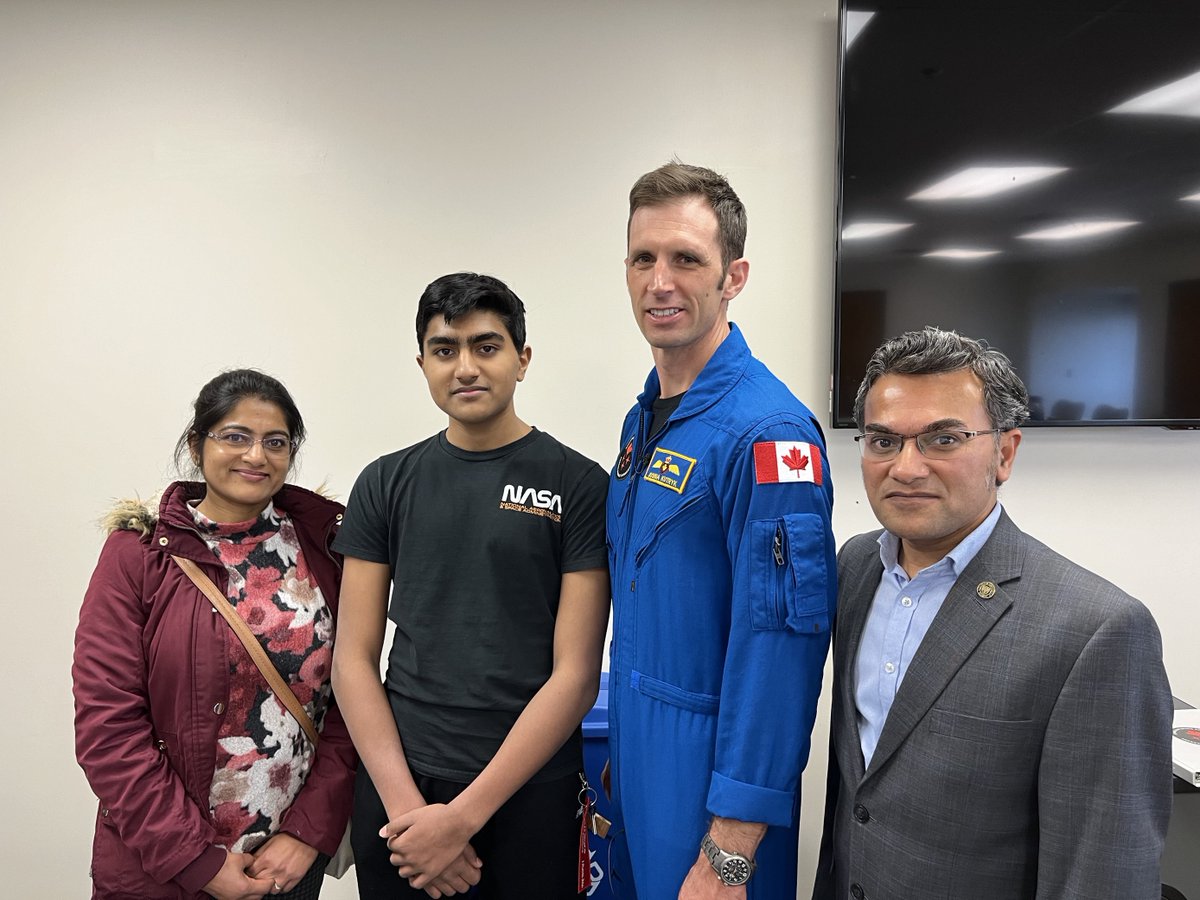 Bonjour, Fredericton! 🇨🇦 Je profite de mon passage dans la région pour échanger avec des étudiants de l'@UNB, dont l’équipe du CubeSat Violet qui sera bientôt envoyé dans l’espace, et un astronaute junior. Toujours un plaisir de rencontrer des jeunes Canadiens et Canadiennes!