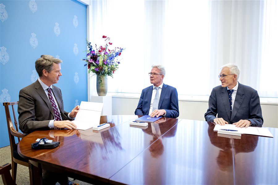 De Tweede Kamer heeft Elbert Dijkgraaf en Richard van Zwol aangewezen als informateurs. Kamervoorzitter Martin Bosma heeft hen op 20 maart ontvangen en de informateurs de opdracht overhandigd.