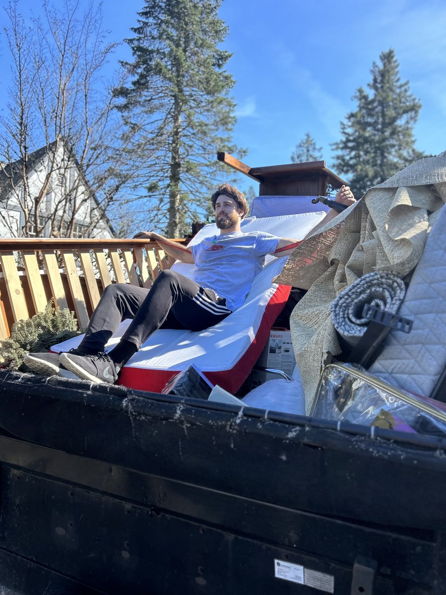 Alloregonjunk's tweet image. 🚛 Tired of clutter taking over your space? Let All Oregon Junk Removal clear it away! From old furniture to construction debris, we&apos;ve got you covered. 🧹♻️ #JunkRemoval #DeclutterNow #CleanSpace #GetOrganized #ClearTheMess