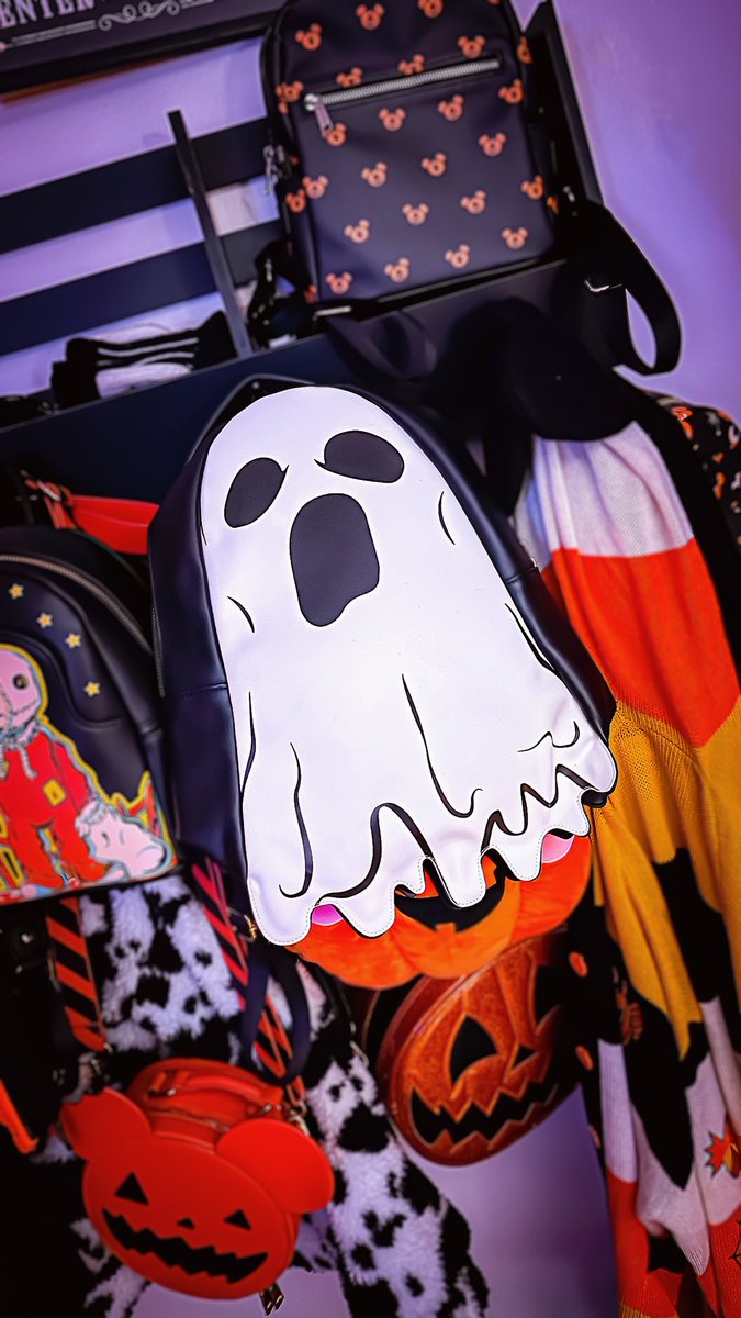 VampireFreaks's tweet image. We love this shot of our Ghostie Backpack from @spookypumpkinqueen - did you know he glows in the dark!? 

#GlowInTheDark #GhostBackpack #SpookyBackpack #Goth #Spooky #Halloween #VampireFreaks