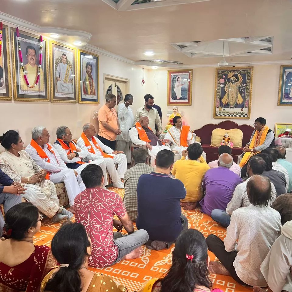 arjunmodhwadia's tweet photo. પોરબંદર સ્થિત શ્રીનાથજી હવેલી ખાતે ભગવાન શ્રીનાથજીના દર્શન કરી ધન્યતા અનુભવી. પૂ.ગો.૧૦૮ શ્રી વસંતરાયજી મહારાજ આશીર્વાદ મેળવ્યા.

#porbandar https://t.co/PWJjiH68wN