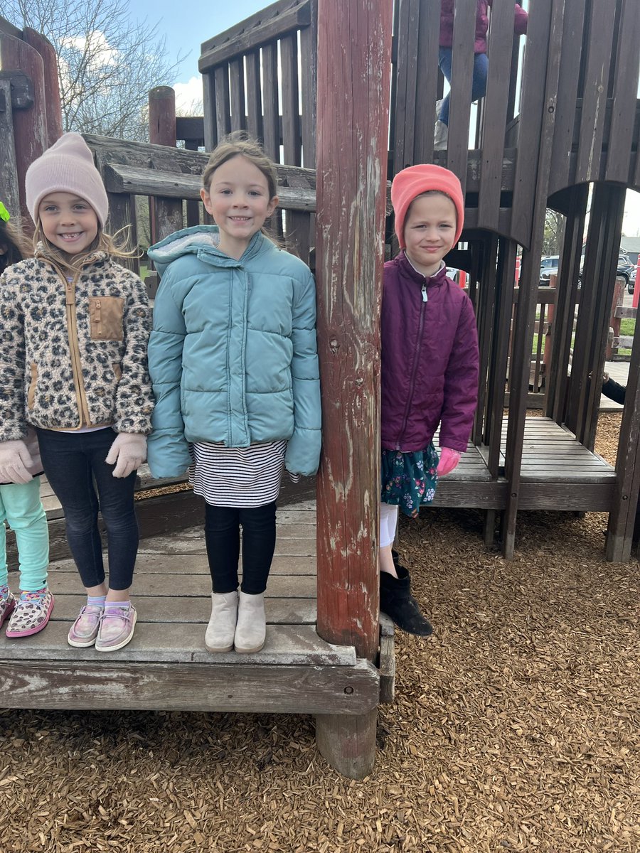 GlenfordElem's tweet photo. Our Kindergarten students are really enjoying the new mulch for our playground!😊 https://t.co/Lx1QrV9ZU8