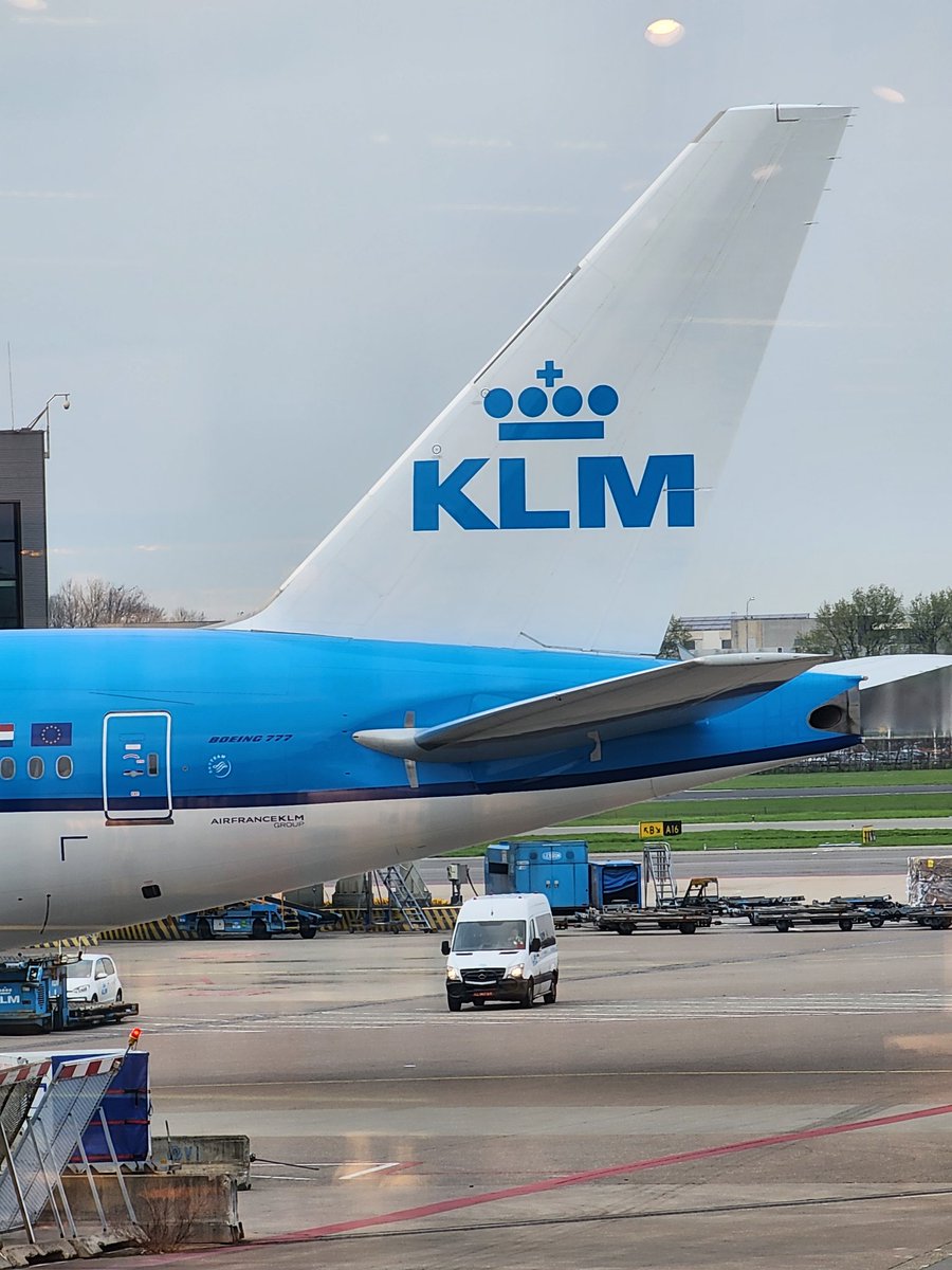 Ever wondered why some @KLM aircraft have the 'Asia' branding ? KLM Asia is a subsidiary of KLM set up to enable KLM to continue flights to #Taiwan. Essentially, the crown on the tail was dropped and the word 'Asia' was added to appease Chinese authorities. #AvGeek