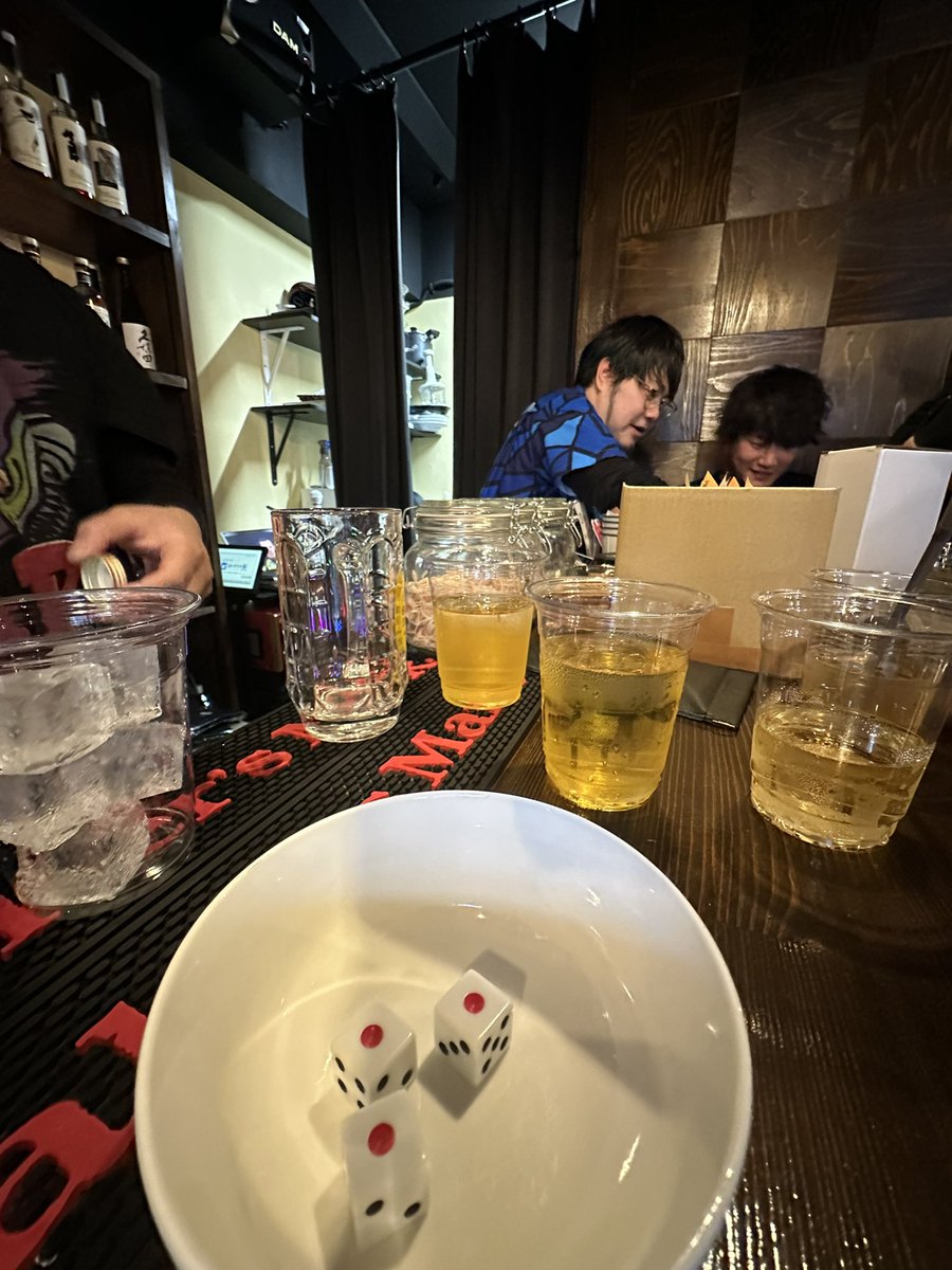 __na3zo__'s tweet image. #Jellyshot をかけた戦い🤌🏻

123 → ゾロ目は天と地すぎ🤣

同じメンバーでやり続けてたから #永吉雄紀 プロに振ってよと言ったらサラッとピンゾロ…🫠

なんでか分からんけど、私はめちゃくちゃ弱すぎた！
123どんだけ出るねんっていうくらい出た😤

負ける時ずっと負け続けるの、なぁぜなぁぜ？🤷🏻‍♀️笑