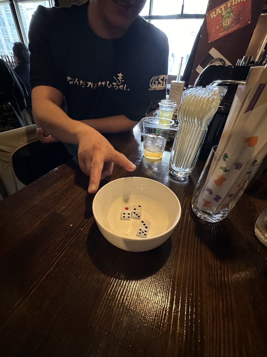 __na3zo__'s tweet image. #Jellyshot をかけた戦い🤌🏻

123 → ゾロ目は天と地すぎ🤣

同じメンバーでやり続けてたから #永吉雄紀 プロに振ってよと言ったらサラッとピンゾロ…🫠

なんでか分からんけど、私はめちゃくちゃ弱すぎた！
123どんだけ出るねんっていうくらい出た😤

負ける時ずっと負け続けるの、なぁぜなぁぜ？🤷🏻‍♀️笑