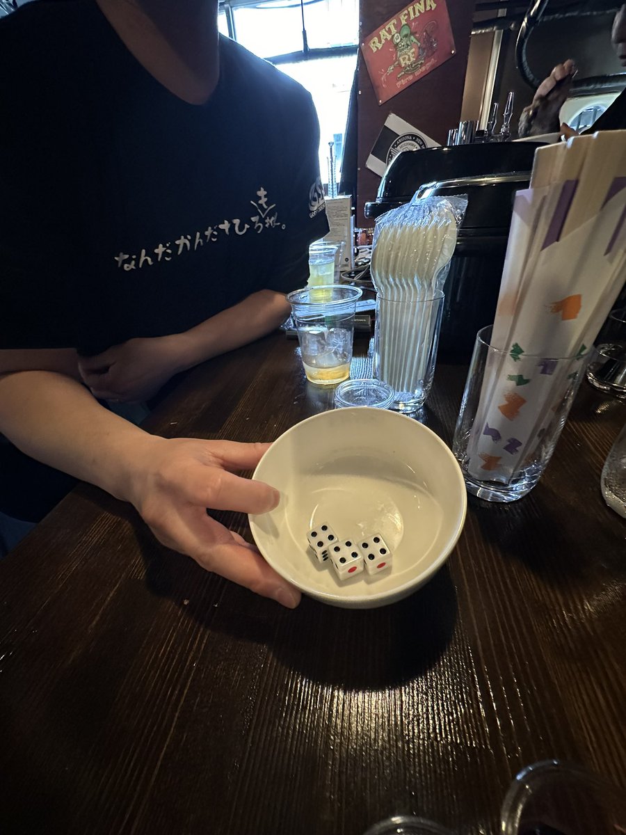 __na3zo__'s tweet image. #Jellyshot をかけた戦い🤌🏻

123 → ゾロ目は天と地すぎ🤣

同じメンバーでやり続けてたから #永吉雄紀 プロに振ってよと言ったらサラッとピンゾロ…🫠

なんでか分からんけど、私はめちゃくちゃ弱すぎた！
123どんだけ出るねんっていうくらい出た😤

負ける時ずっと負け続けるの、なぁぜなぁぜ？🤷🏻‍♀️笑