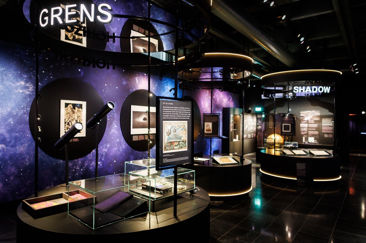 rijksmuseumboerhaave (@museumboerhaave) on Twitter photo Vandaag opende hoogleraar radioastronomie en astrodeeltjesfysica <a href="/hfalcke/">Heino Falcke</a> samen met directeur <a href="/AmitoH/">Amito Haarhuis</a> de nieuwe tentoonstelling 'Dichter bij het Zwarte Gat' bij Rijksmuseum Boerhaave in Leiden. Falcke presenteerde op 10 april 2019 de eerste afbeelding van een zwart gat. Vandaag opende hoogleraar radioastronomie en astrodeeltjesfysica <a href="/hfalcke/">Heino Falcke</a> samen met directeur <a href="/AmitoH/">Amito Haarhuis</a> de nieuwe tentoonstelling 'Dichter bij het Zwarte Gat' bij Rijksmuseum Boerhaave in Leiden. Falcke presenteerde op 10 april 2019 de eerste afbeelding van een zwart gat.