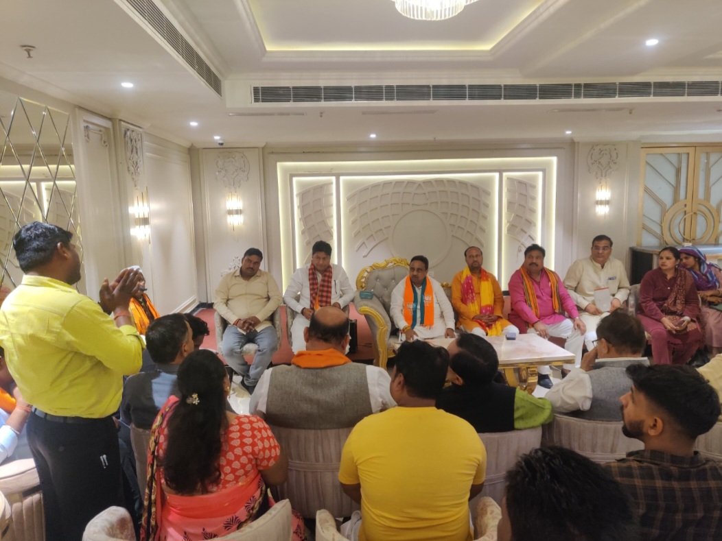 चांदनी चौक लोकसभा स्थित चांदनी चौक जिले के भाजपा किसान मोर्चा व पूर्वांचल मोर्चा और एस.सी. मोर्चा के वरिष्ठ कार्यकर्ताओं के साथ बैठक कर विचार-विमर्श किया।

इस दौरान <a href="/BJP4Assam/">BJP Assam Pradesh</a> के सह प्रभारी मा. <a href="/PawanSharmabjp1/">Pawan Sharma</a> जी की गरिमामयी उपस्थिति रही।

सभी वर्गों का समर्थन <a href="/BJP4India/">BJP</a> के साथ