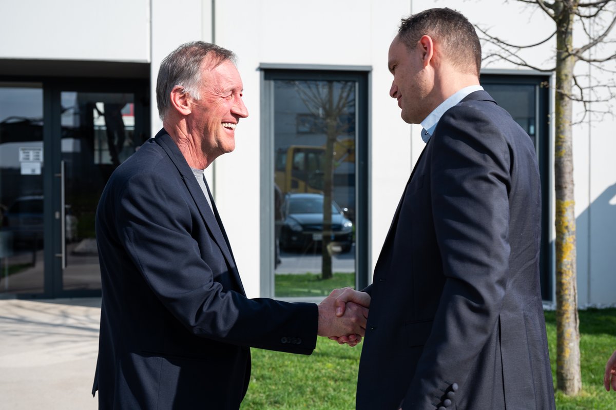 Dr. Anže Logar in <a href="/EvaIrglL/">Eva Irgl</a> sta obiskala podjetje C-Astral d.o.o. v Ajdovščini, ki se ukvarja s proizvodnjo majhnih brezpilotnih letalskih sistemov s fiksnim krilom.