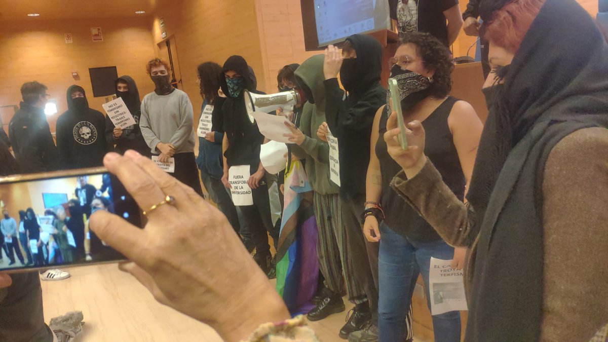 Me entero con perplejidad del boicot de una conferencia que debía impartir la DHC por varias universidades, Marcela Lagarde, en la UCM (Complutense), por parte de indocumentados que, cobardemente, ocultaban sus rostros.
Abro hilo [1 de 9]