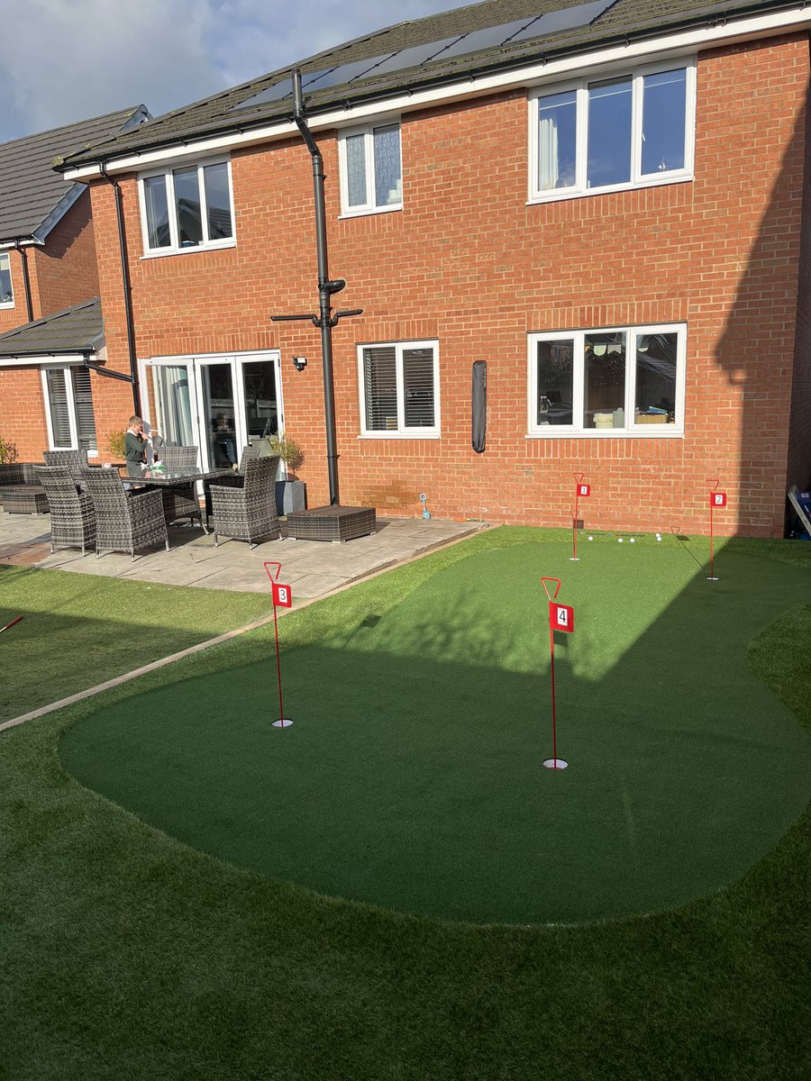 Absolutely made up with my new putting green 😁 no excuses not to have a good short game now. ⛳️