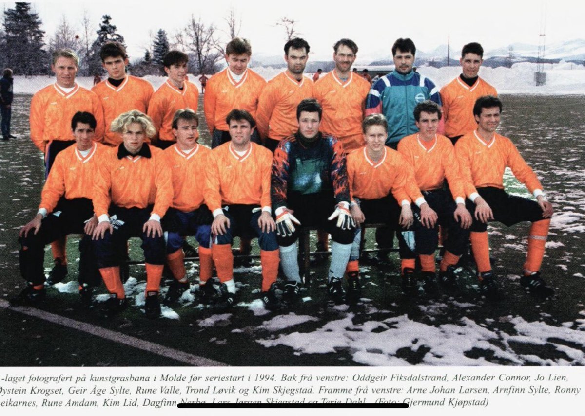 Den observante leser vil her allerede ha stusset over navnet. Jo, du leste riktig Varfjell gikk sammen igjen med Vestnes turn og idrettslag og dannet Vestnes/Varfjell i 1993. Men som du kan se så var draktene fortsatt oransje. I hvertfall ut dette året.