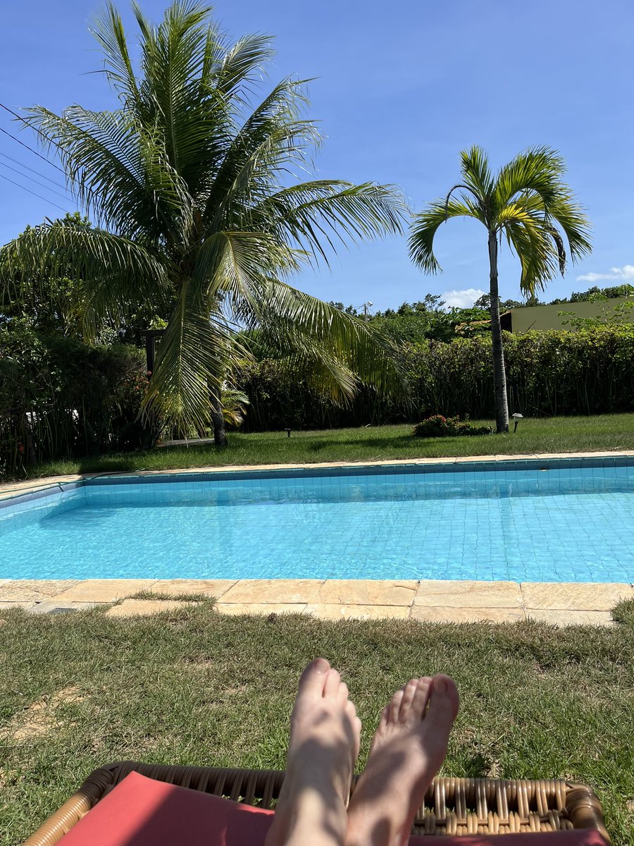 elianalima's tweet photo. Mais um dia de estressante home office a lembrar das presenciais de @censoni #comamor😍 https://t.co/782BsQfDk0
