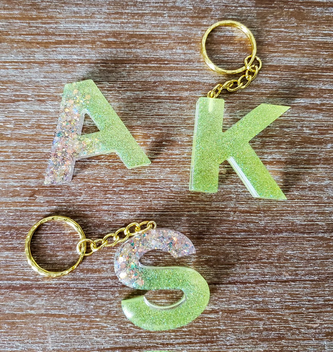Colorful Glitter Initial Keychains ✨️🌈
etsy.com/listing/156595…
#EtsySeller #HandmadeHour #giftideas #giftsformom #mothersdaygifts #womaninbizhour #SpringEquinox #Spring #resin #keychain #rainbow #glitter #PersonalizedProducts #uniquegifts #wednesdaythought #HumpDay