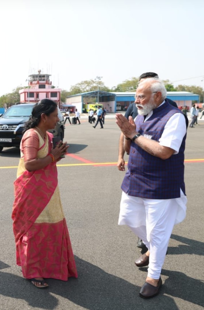 It's my privilege to meet Honorable Prime Minister Mr Narendra Modi at Salem Airport and made a nice conversation with him. @csc_south @annamalai_k @bjploganathan @CSCegov_ @dintya15 @NaMoInTamil @narendramodi @PMOIndia @sanjaykrakesh @Rajeev_GoI