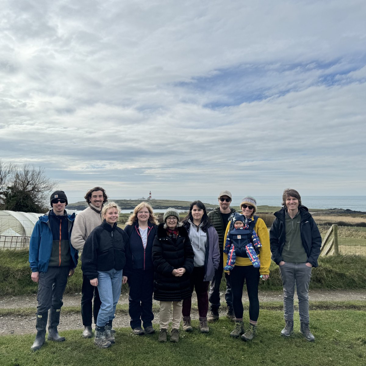 Dyma'r tîm eleni. Mae 4 yn gweithio ar yr ynys a'r gweddill yn gweithio ar y tir mawr.
-
Here is this year's team! Four work on the island and five on the mainland.

Aron, Theo, Lois, Caroline, Menna, Gwenllian, Emyr, Mari & Lleucu, Owen.
#YnysEnlli #Enlli #BardseyIsland #Bardsey