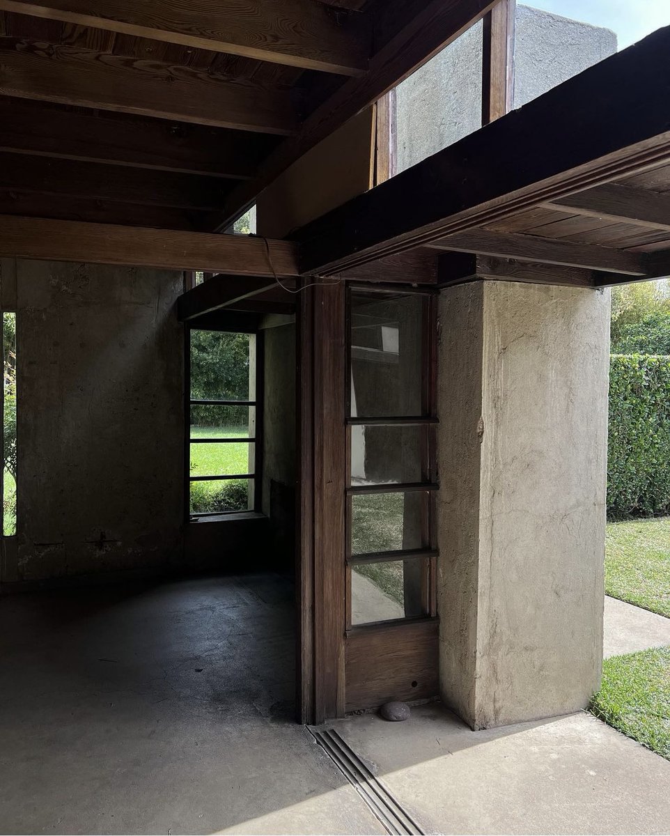 Always_C_R's tweet image. The Architectural Gem Of Los Angeles: THE SCHINDLER HOUSE alwayschasingrainbows.com/newestposts #alwayschasingrainbows #ontheblog #schindlerhouse #architect #furnituredesigner #midcenturymodern #minimalinterior #interiordesign