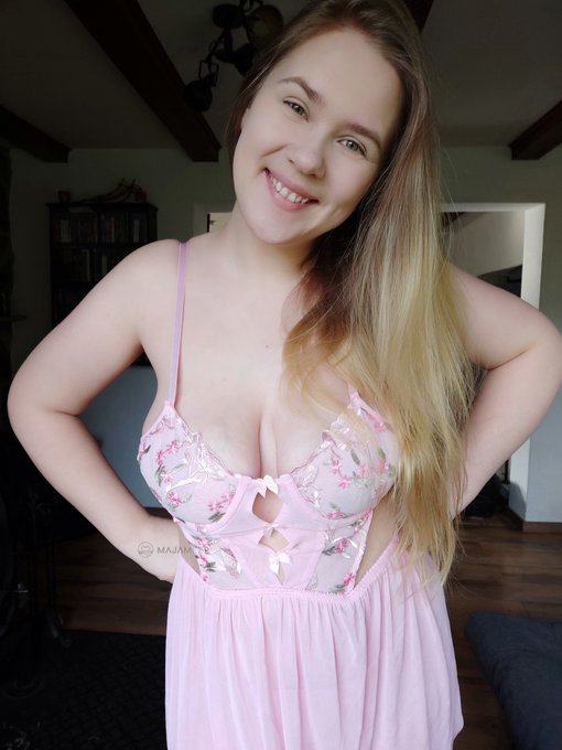 I love this cute outfit 😍🥰 https://t.co/6W4RRmopGp
