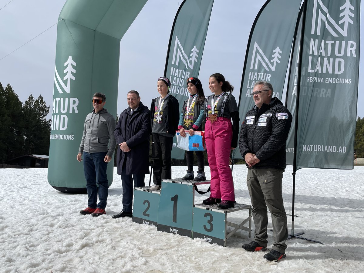 El secretari d’Estat d’Educació i Universitats, Josep Anton Bardina, ha lliurat les medalles als primers classificats de la tercera jornada dels Campionats d’Esquí Escolar 23-24, que avui ha celebrat les modalitats tant d’equí alpí com d’esquí nòrdic. (1/2)