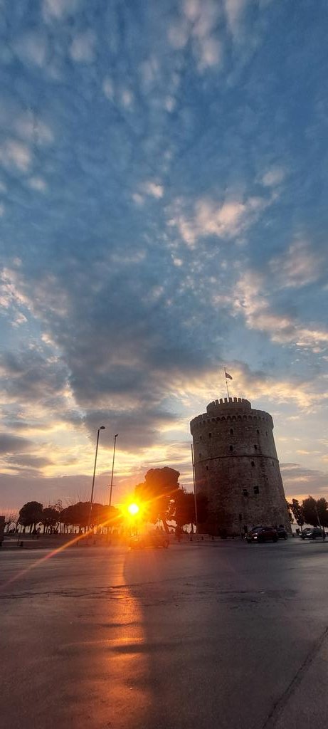 #sunset 
#Thessaloniki 
#VernalEquinox 
music.youtube.com/watch?v=CYhQ9d…