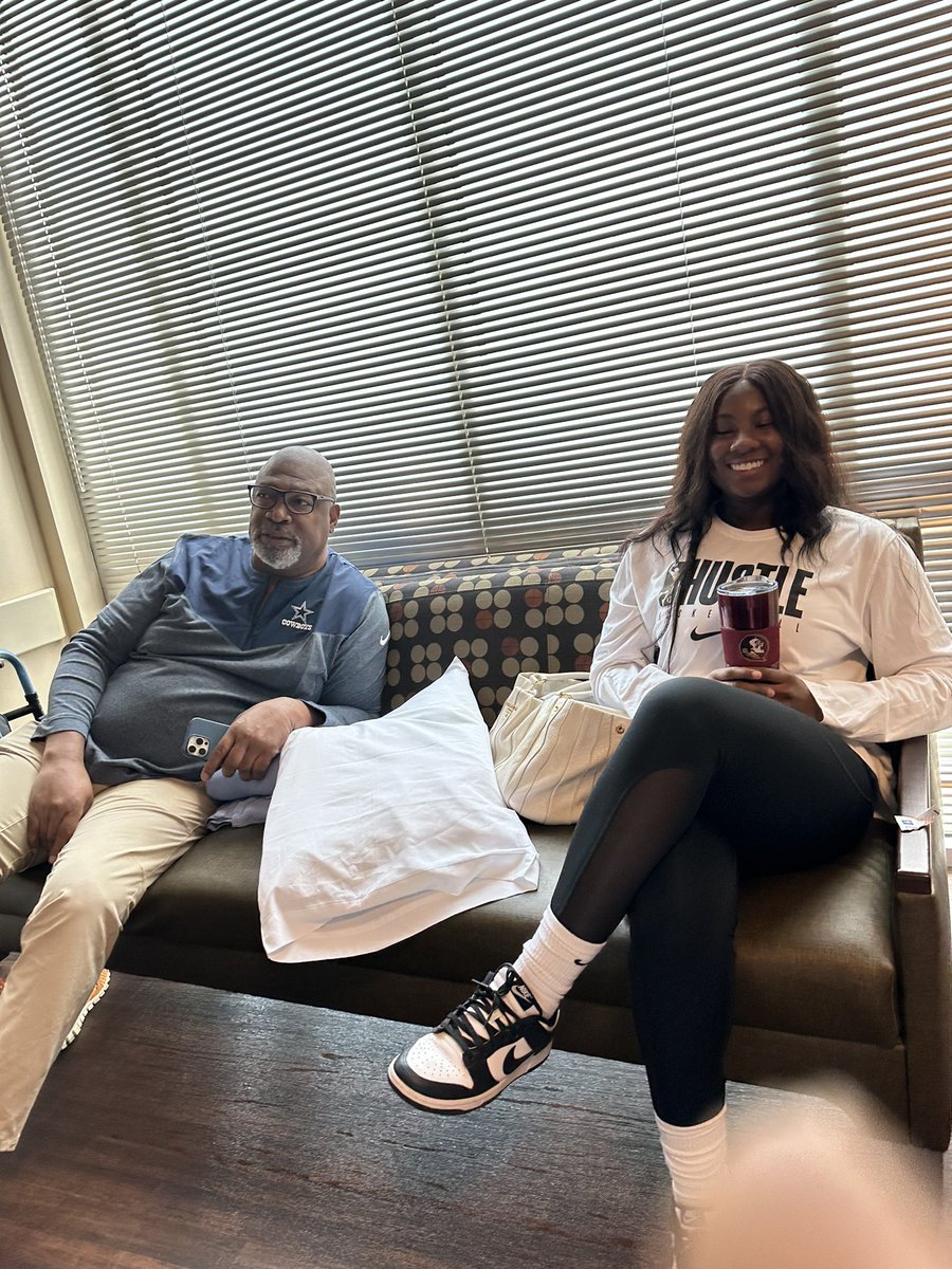 61NateNewton's tweet photo. Angelina Kinsey Baby Girl 👧🏾 and the Great Charles Haley visiting Nate while he’s eating lunch https://t.co/uCamULHQGp
