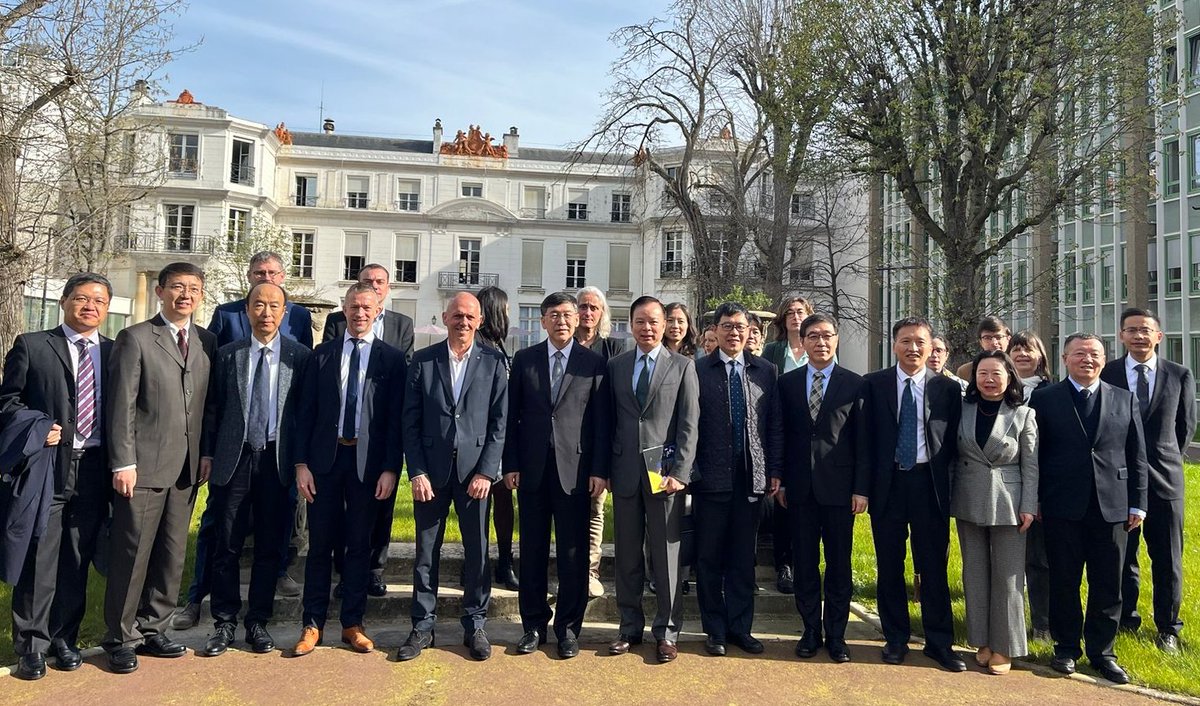 Le @CNRS est ravi d'accueillir le ministre des Sciences et des Technologies, M. YIN Hejun, et de contribuer au renouveau des coopérations scientifiques entre la France et la Chine, notamment dans les domaines de l'environnement, de la physique des particules et des mathématiques.