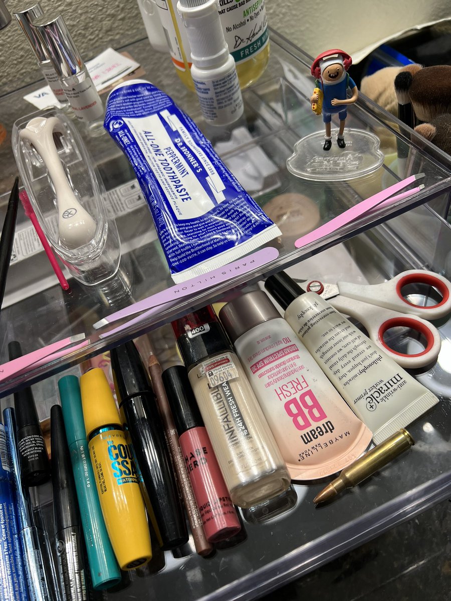 MiseryOps's tweet image. A woman of taste 

#straybullets