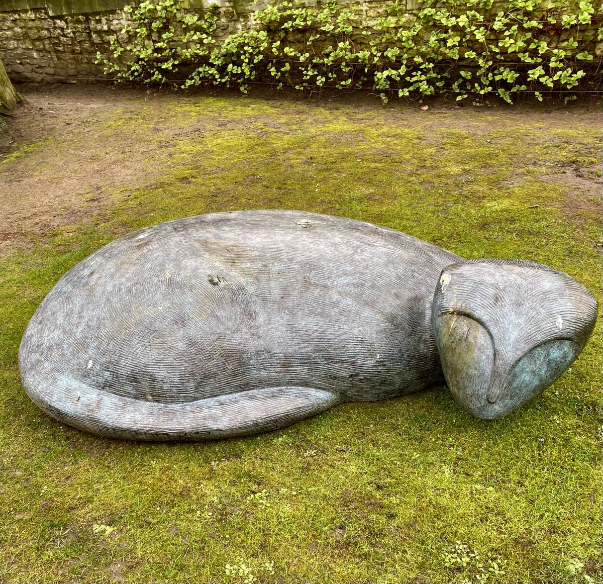 BFleurot's tweet photo. Des sculptures de l’artiste Jean- michel Folon s’invitent dans le square du Petit Sablon à Bruxelles 😍🎨😍📖. B.Fleurot 📸🌿🌼 https://t.co/5Phe4tOHxh
