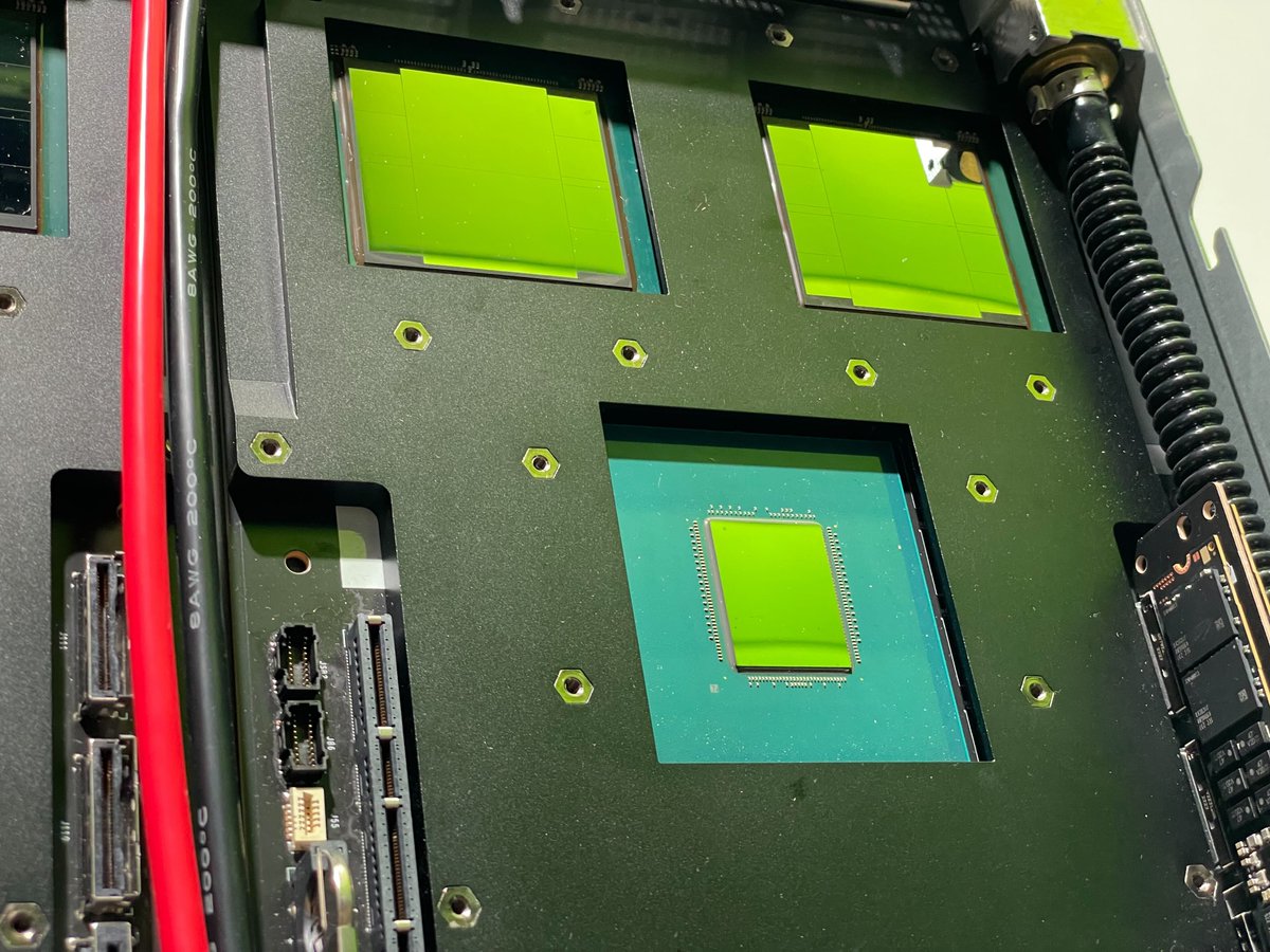 Behold the powerhouse within! 🚀 @NVIDIA's GB200 Superchip architecture unveils unparalleled performance with one Grace CPU and two Blackwell DPUs soldered together. #NVIDIA #GB200 #Superchip #GraceCPU #BlackwellDPU #DPU #TechInnovation