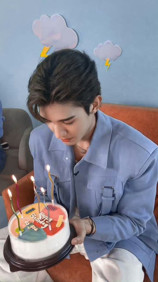 pinkiliki's tweet photo. @Jamessu_w  When you served him the very last birthday cake, the eyes, he looked at you, were so gently 🥺 @netsiraphop 
#netsiraphop #JamesSu https://t.co/lbkFQoYSmm