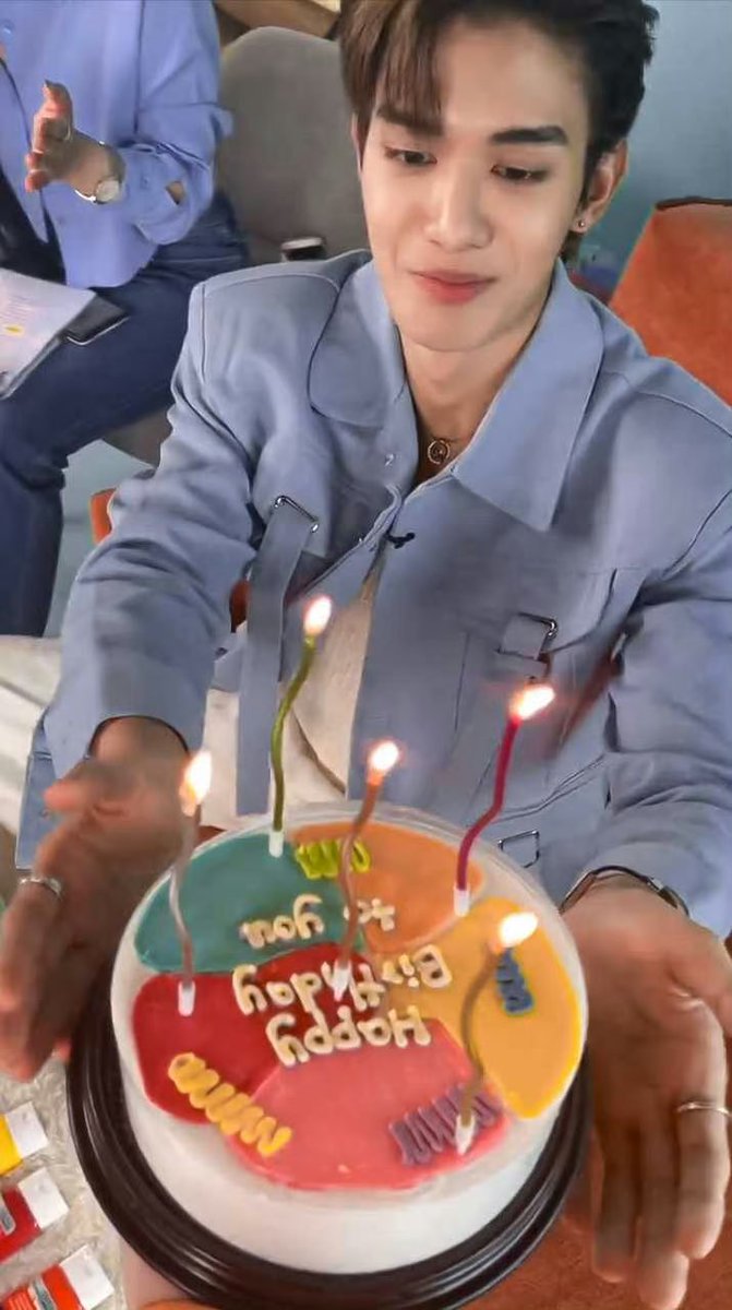 pinkiliki's tweet photo. @Jamessu_w  When you served him the very last birthday cake, the eyes, he looked at you, were so gently 🥺 @netsiraphop 
#netsiraphop #JamesSu https://t.co/lbkFQoYSmm