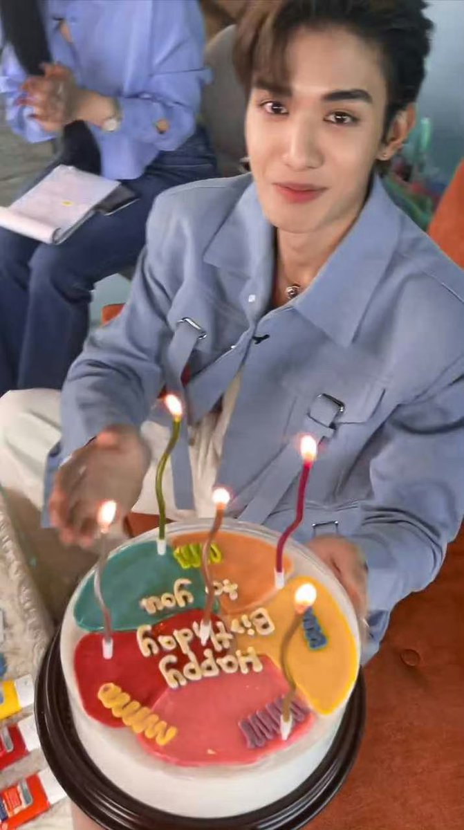 pinkiliki's tweet photo. @Jamessu_w  When you served him the very last birthday cake, the eyes, he looked at you, were so gently 🥺 @netsiraphop 
#netsiraphop #JamesSu https://t.co/lbkFQoYSmm