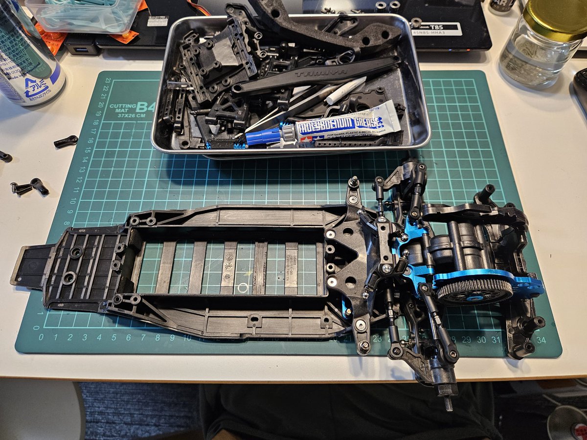 hazime_rc's tweet photo. 完バラからの部品洗浄、デフメンテ、ユニバ注油メンテ、ベアリング注油メンテしてとりあえず今日はここまで組み立て
ヘックスビスが足らん😅
シャーシ組み立てると夜更かししてしまう😂
てかモーター何にしよ🤔
素脚のTT02引退させてメカ積み替えるか…
#タミヤ
#FF03PRO https://t.co/uOmGoq6r3A