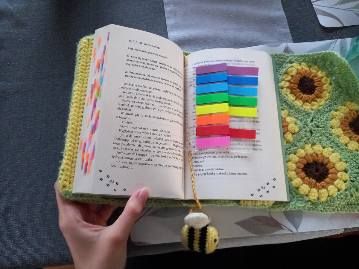 AnielaMazur's tweet photo. Jestem w jakiejś połowie #letsgettextual i ta książka mi się tak bardzo podoba 😍😍😍 jest taka urocza i tak bardzo się w nią wciągnęłam 🫠 zresztą ilość znaczników mówi sama za siebie 😅 kończą mi się już różowe i pomarańczowe nawet w drugim zestawie 😶 @wydawnictwoyana https://t.co/RPrilu9G48