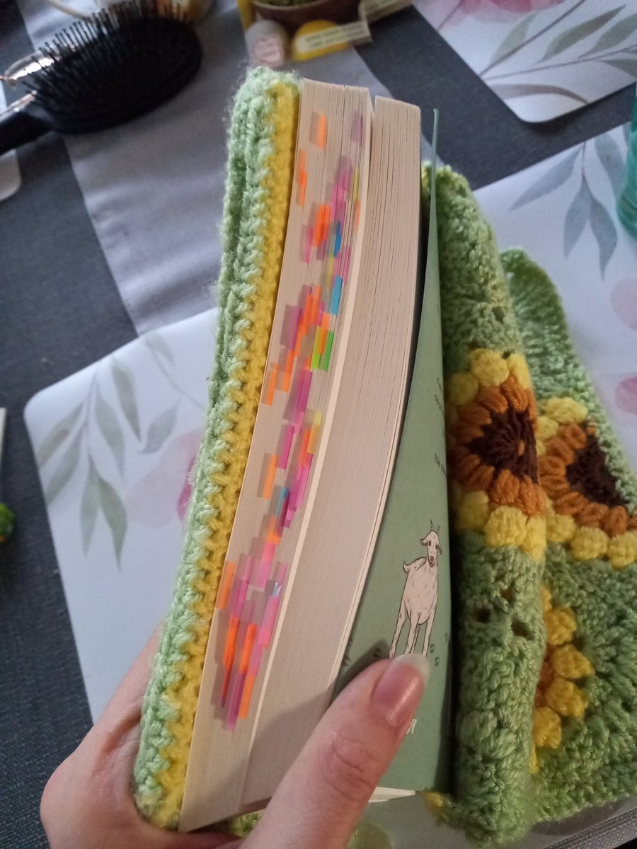 AnielaMazur's tweet photo. Jestem w jakiejś połowie #letsgettextual i ta książka mi się tak bardzo podoba 😍😍😍 jest taka urocza i tak bardzo się w nią wciągnęłam 🫠 zresztą ilość znaczników mówi sama za siebie 😅 kończą mi się już różowe i pomarańczowe nawet w drugim zestawie 😶 @wydawnictwoyana https://t.co/RPrilu9G48
