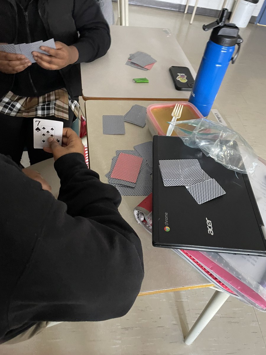 Aujourd’hui, nous avons appris comment jouer le jeu de pêche dans notre Club Français. Today, we learned how to play Go Fish in French Club. #ClubFrançais2024 #Admirethetiger <a href="/StMatthewOCSB/">St. Matthew High School</a>