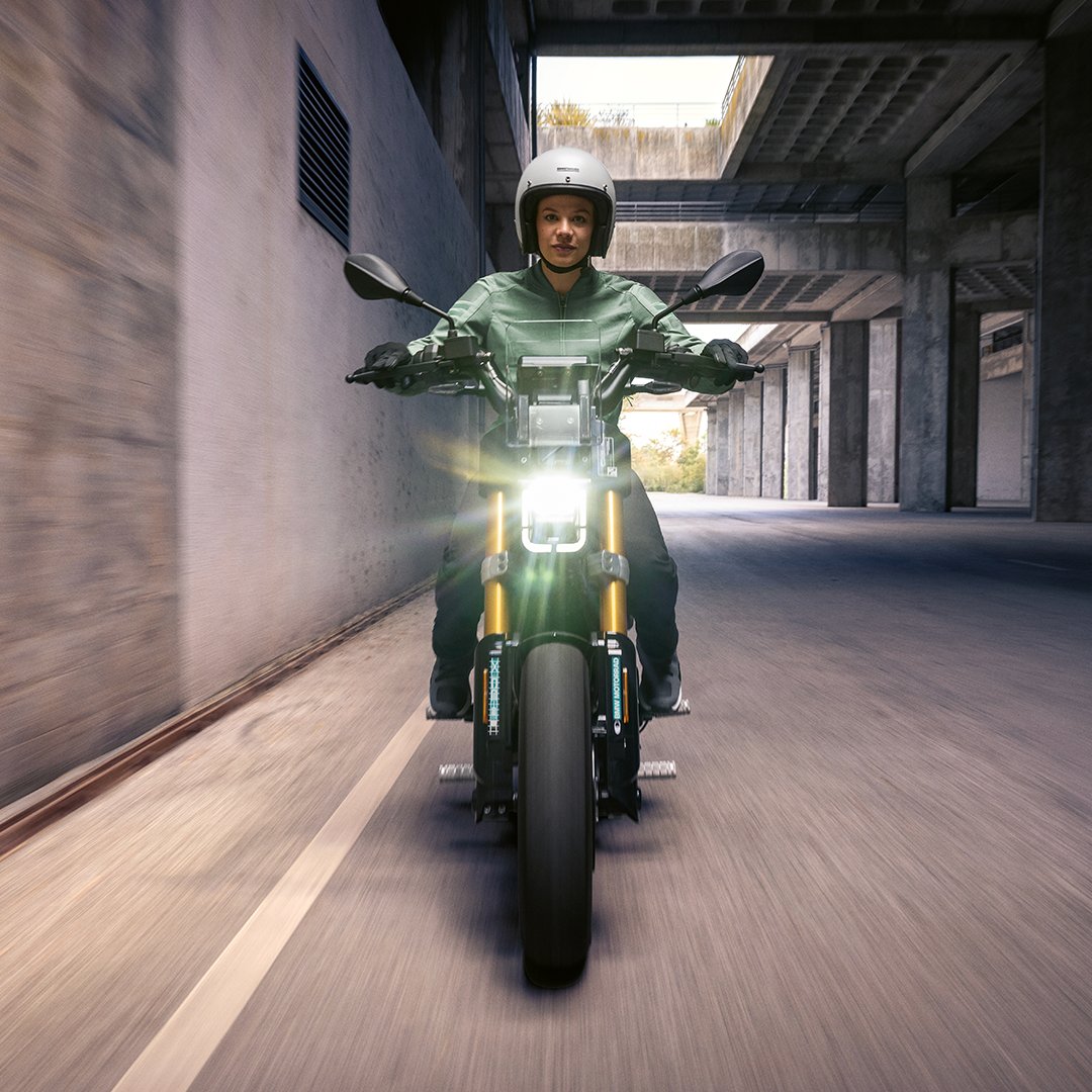 BMWMotorrad_Mx's tweet image. Tan cool como tu lifestyle. El #CE02 llegará a cambiar todo lo que conoces de movilidad.

#PluggedToLife #MakeLifeARide