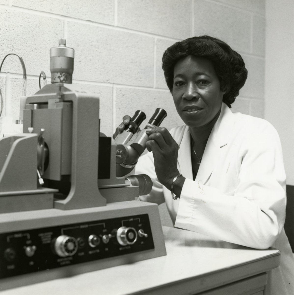 Happy birthday to scientist Bettye Washington Greene born #OnThisDay, 1935. Bettye was the first African American female Ph.D. Chemist to work in a professional position at the Dow Chemical Company. She also invented a Latex based adhesive prepared by emulsion polymerization.