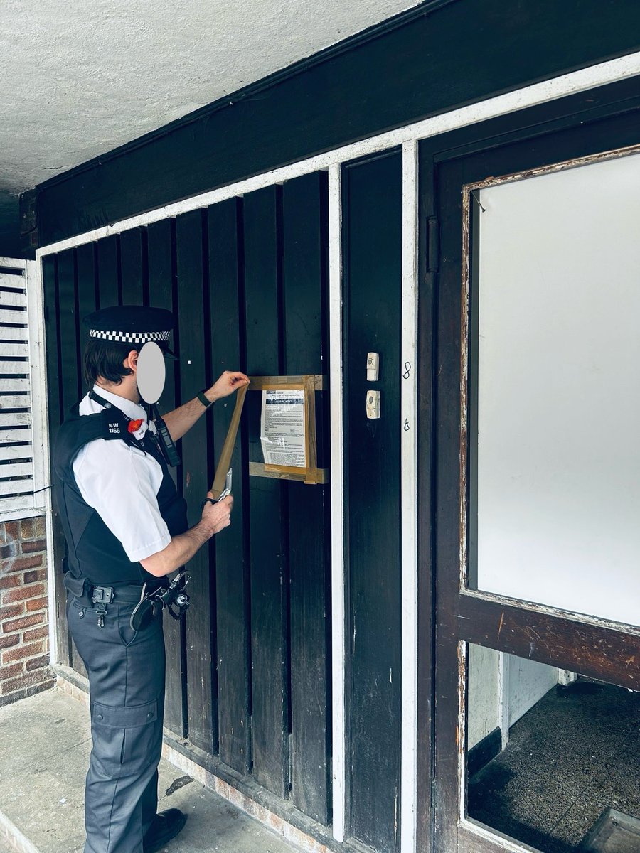 #HarlesdenTCT served a #ClosureNotice on 139 High Street, after the property frontage was being used by drug/robbery nominals to congregate. Suspects have also been arrested in possession of weapons. Officers will be attending court tomorrow to obtain a 3 month closure #Harlesden