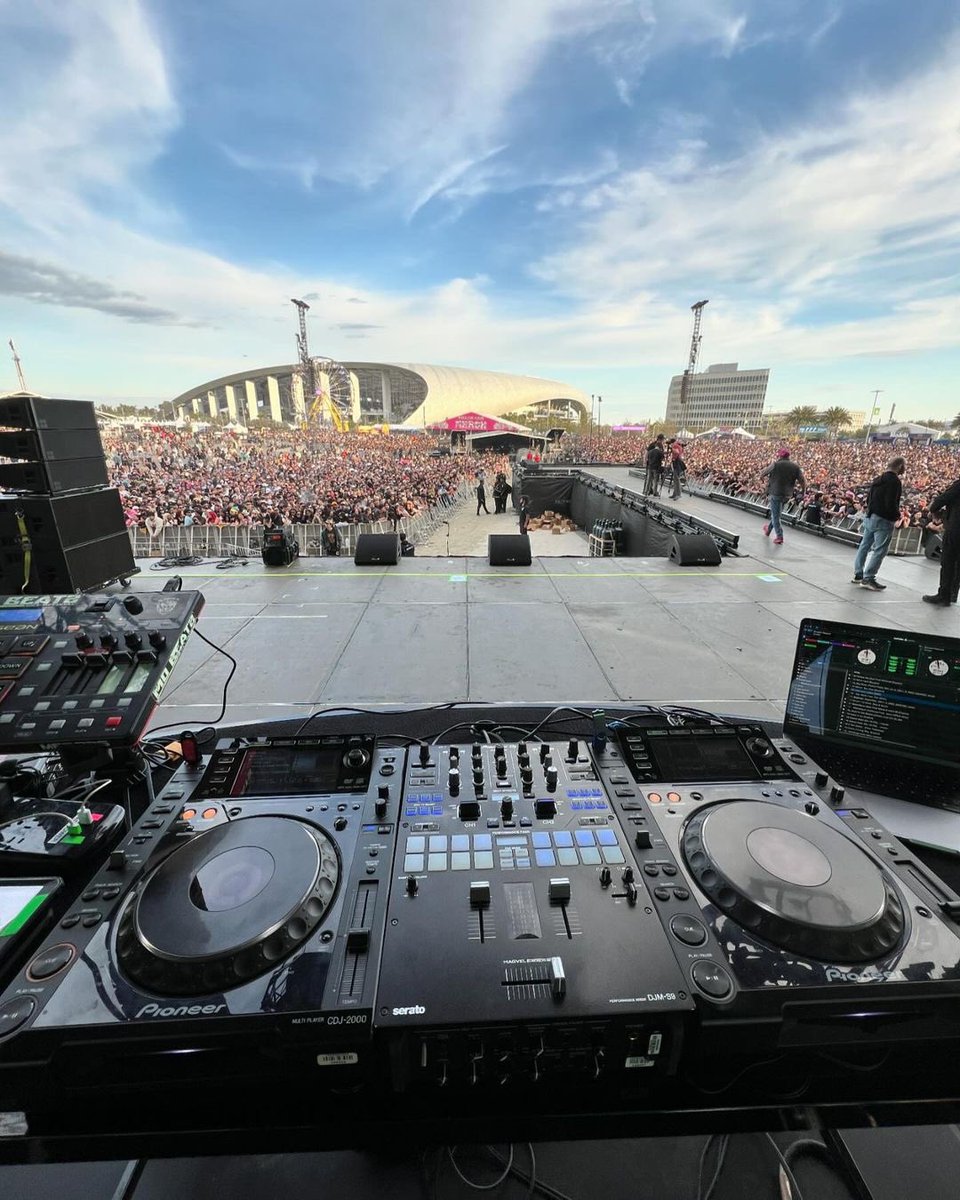 Office views @RollingLoud 👀 (Via @djmobeatz)