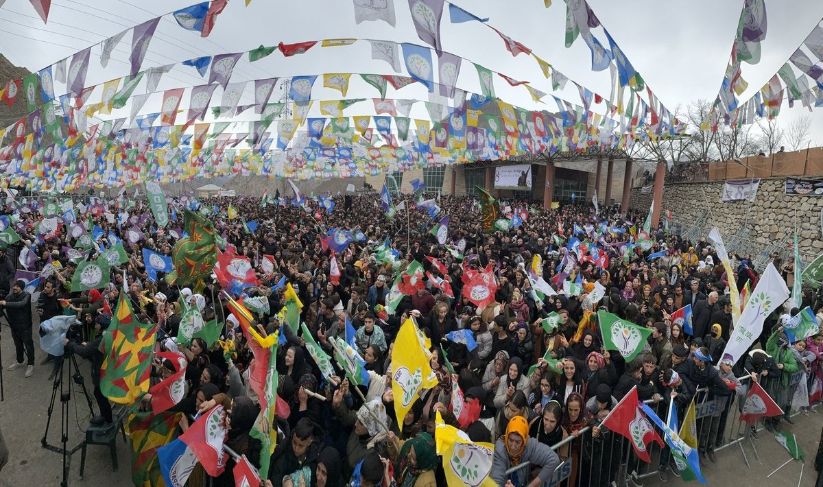 Her der Newroz, her DEM azadî!
Me agirê Newrozê ji Depê vêxist û em ê agirê Newrozê sibê bigihînin Amedê. Her bijî agirê berxwedanê. #NewrozaAzadiyêPîrozBe