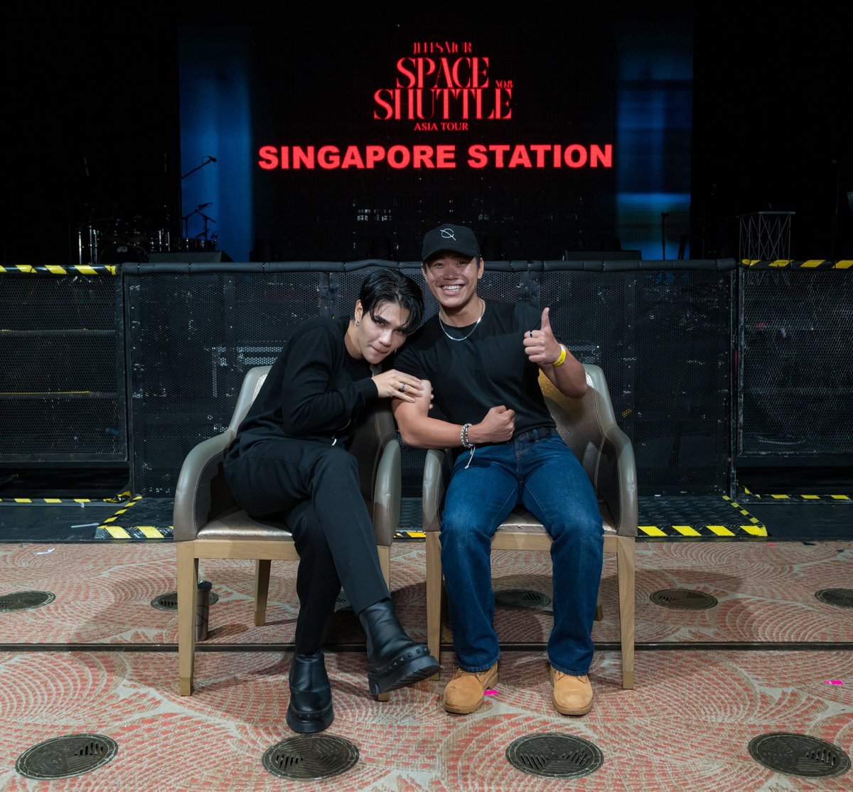 Jeff: So what do you want me to do?
Me: Hold my biceps.
Jeff: Okay!

Hahahhahaahah! His cheeky face is priceless. 
@jeffsatur #jeffsatur 
#JeffsaturSS8Singapore 
#JeffSaturSpaceShuttleNo8