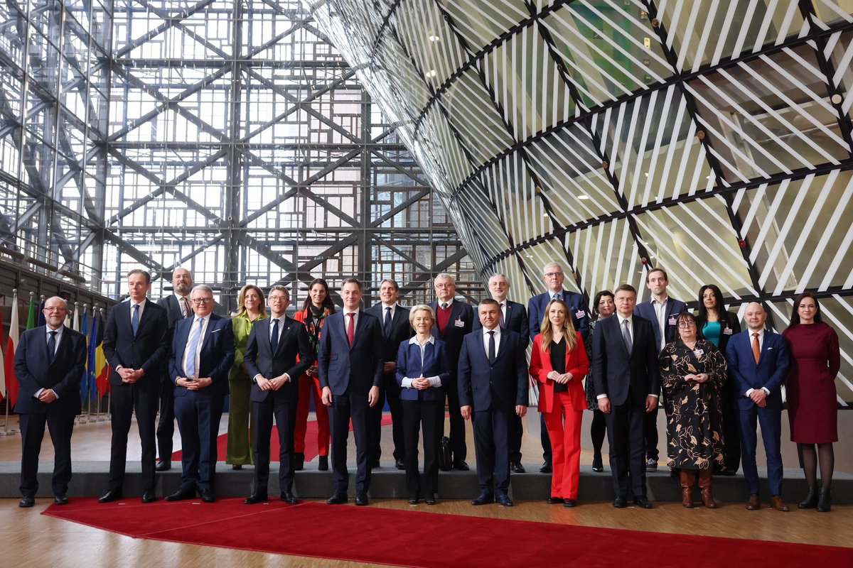 VDombrovskis's tweet photo. Good to return to tripartite social summit to discuss issues related to 🇪🇺competitiveness, economic strength and well-being of workers:

➡️an industrial strategy and quality jobs
➡️a stronger single market for businesses and workers
➡️tackling labour and skills shortages

#TSS https://t.co/XUKCxrNnYt