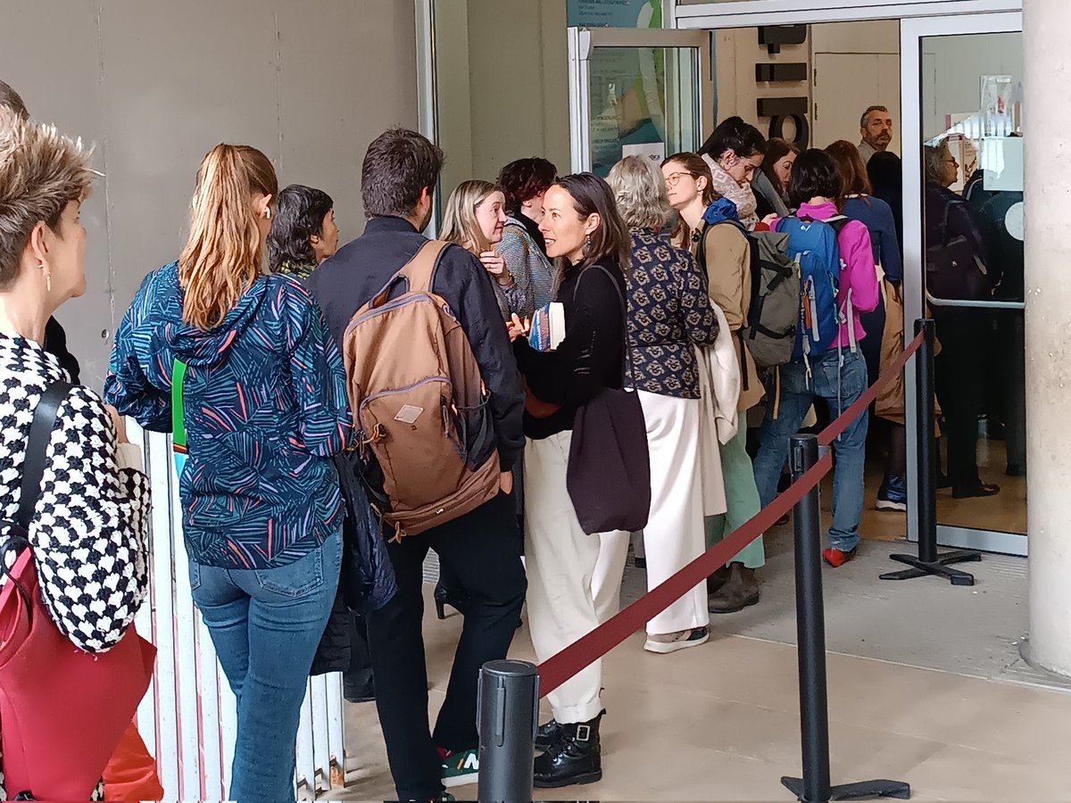 BibliotequesBCN's tweet image. La #bbcnACentelles expectant per a un nou #ParlemAmb!
🗣️Avui #BarbaraKingsolver (Premi Pulitzer) conversarà sobre la seva novel·la 'Demon Copperhead' (@navonacat, 2023) amb @AntonioLozzy
📽️L’acte s’enregistrarà i es podrà veure al nostre canal Youtube 📺 via.bcn/wrPm50QXIWZ