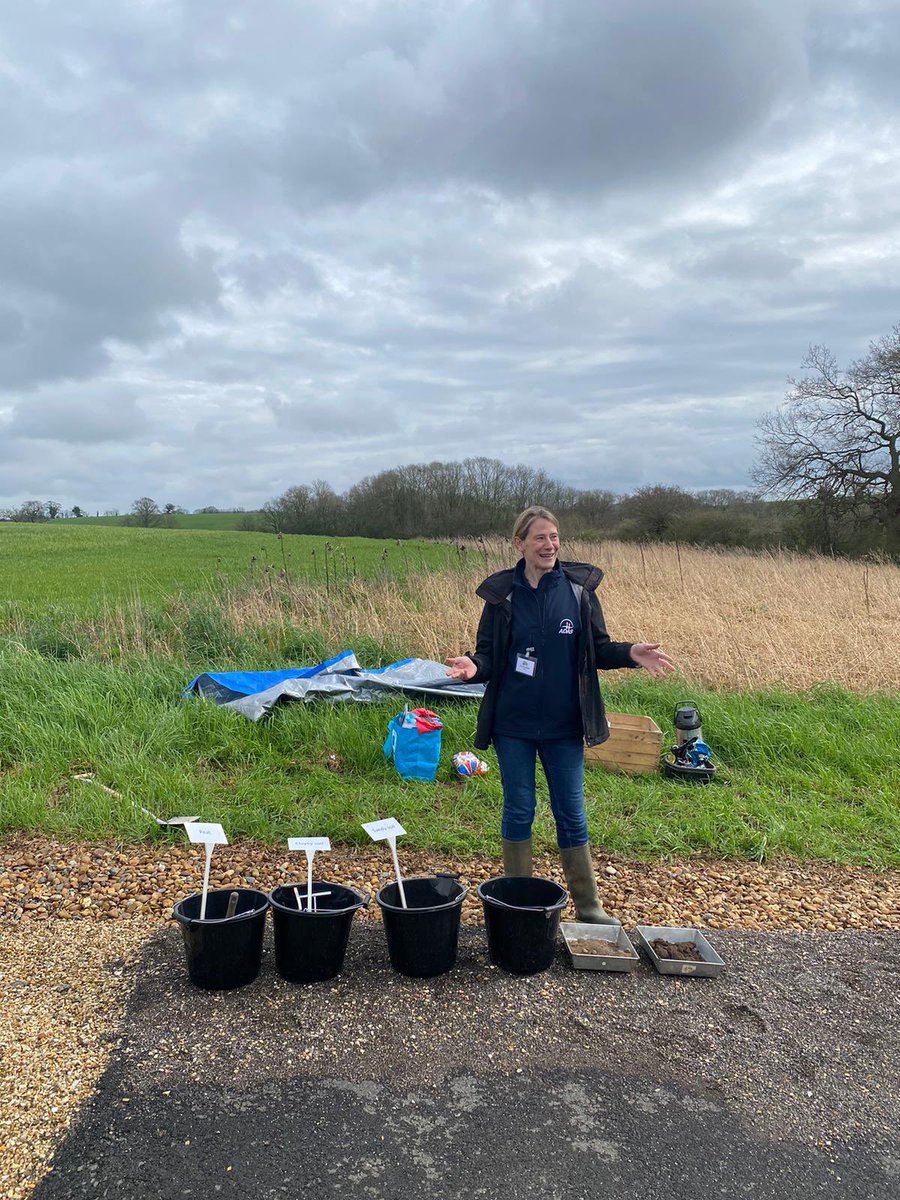 Thank you to Leaf and Open Farm Sunday for letting us be part of the farmers’ event today. Dr @LizzieSagoo has been sharing her top tips with farmers for including soil as part of their events.