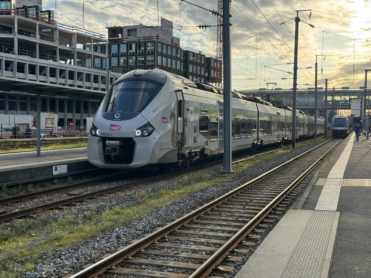 <a href="/Jessben44/">Jessim</a> <a href="/TERPays2LaLoire/">TER Pays de la Loire</a> Prête au départ à Nantes pour assurer le #TER859127 😁