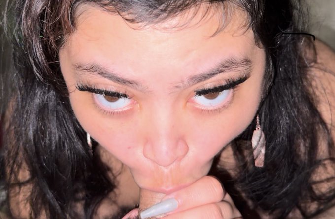 Eye contact is a MUST during head 😈   https://t.co/EN1avzXqA3 https://t.co/h3x97E99o1