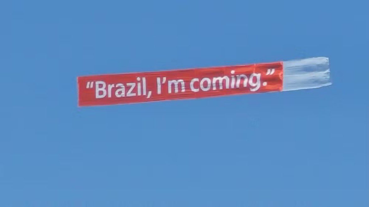 choquei's tweet image. 🚨VEJA: Avião circula na orla de Copacabana com a faixa 'Brazil, I'm coming'. 

Segundo informações do G1, o recado se trata da vinda da Madonna para o Brasil. O anúncio da cantora no país deverá ser feito em breve.