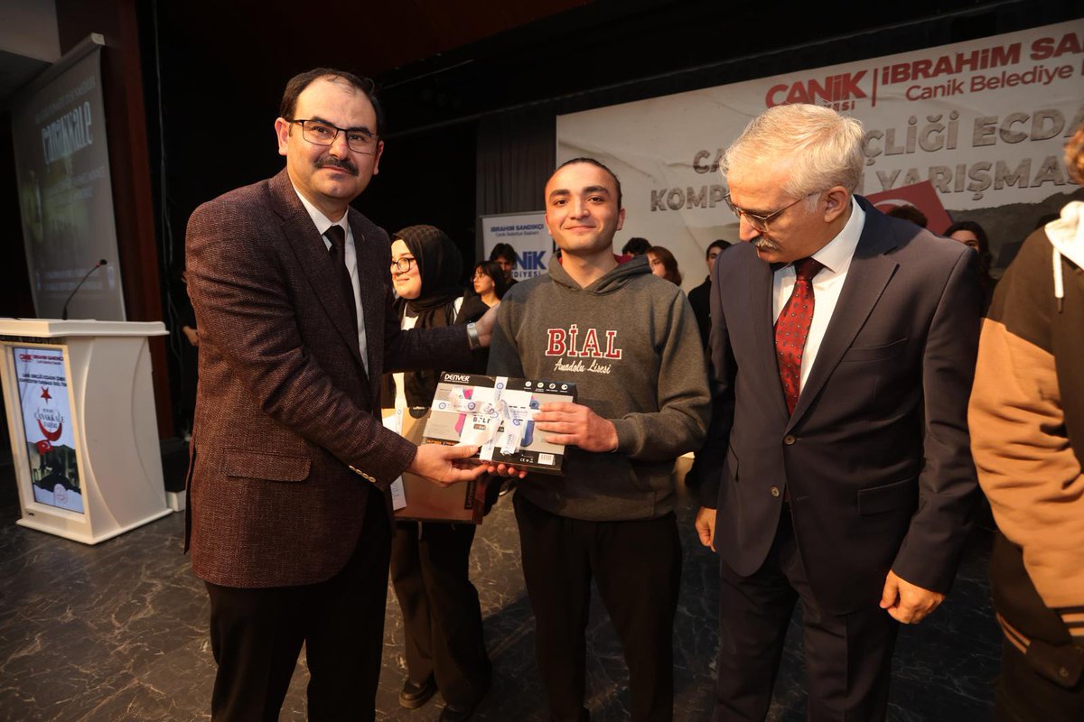 Okulumuz öğretmen ve öğrencileri tarafından hazırlanan 18 Mart Çanakkale Şehitlerini anma günü ilçe programı, İlçe Kaymakamımız Vehbi BAKIR, Belediye Başkanımız İbrahim SANDIKÇI, İlçe Milli Eğitim Müdürümüz Zahit KÖSEOĞLU'NUN katılımlarıyla CKM'de düzenlenmiştir.